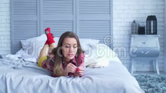 躺在床上的有魅力的女人视频的预览图