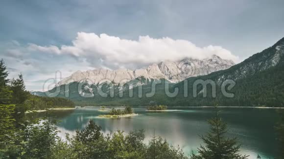 4德国巴伐利亚阿尔卑斯山的艾布西湖的时间流逝祖格斯皮茨山的背景视频的预览图