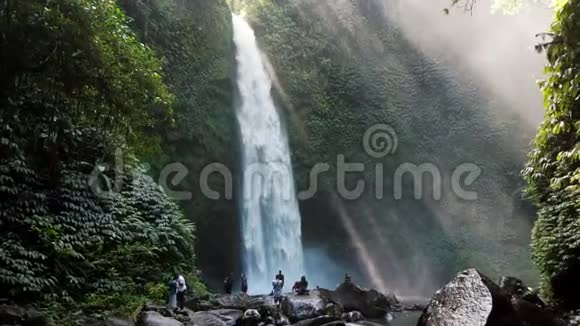 美丽的大瀑布在巴厘岛视频的预览图