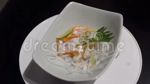 日本传统餐盘生鲜肚三文鱼刺身视频的预览图