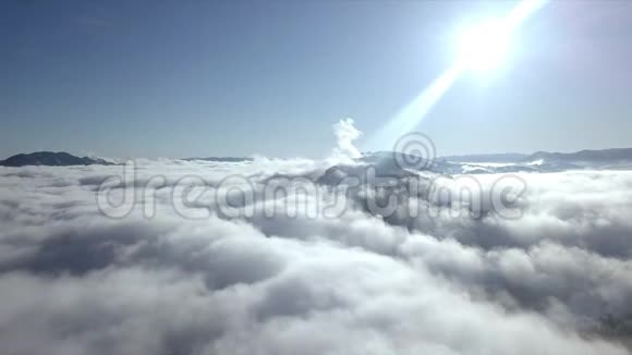 美丽的风景山峰覆盖着雪和云视频的预览图