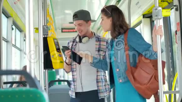 男女游客使用电话购买公共交通工具门票视频的预览图