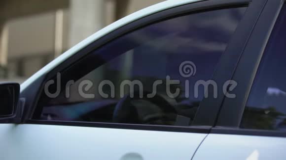 有摄像头的人打开车窗拍照私家侦探监视视频的预览图