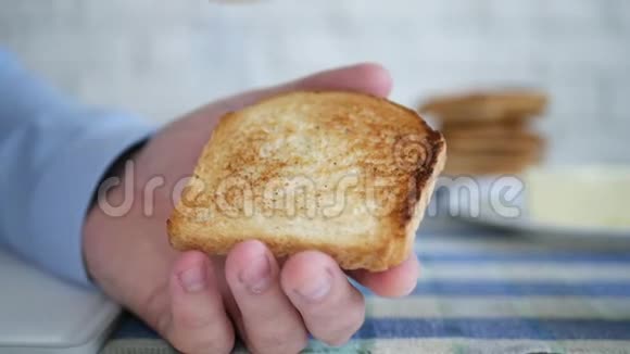 男人用刀子慢慢地在烤面包上涂抹巧克力奶油视频的预览图