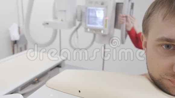 放射科医生操作人员准备X射线检查的Rontgen设备视频的预览图