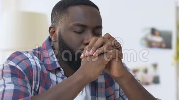 非裔美国人祈祷时双手交叉真诚地信仰上帝信仰宗教视频的预览图