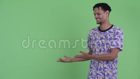 快乐的年轻英俊的非洲男人向后展示竖起大拇指视频的预览图