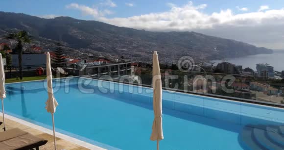 来自室外游泳池海滩伞葡萄牙马德拉岛Funchal酒店的蓝色水慢动作视频的预览图