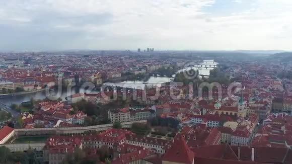 布拉格全景布拉格航空全景Vlatva河和布拉格桥的全景视频的预览图