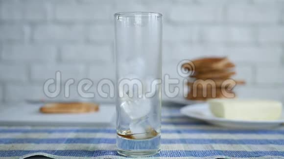 空杯中的人滴冰杯用于慢动作的新鲜和冰镇饮料视频的预览图