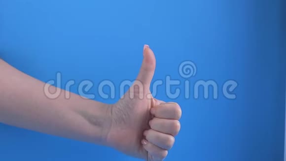 手势的概念双手伸出大拇指作为庆祝和祝贺的胜利者视频的预览图