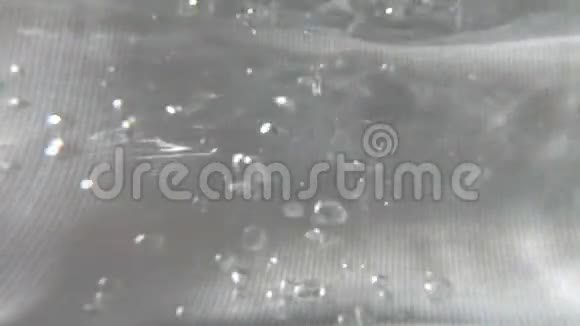 关闭水中的正常转速气泡视频的预览图
