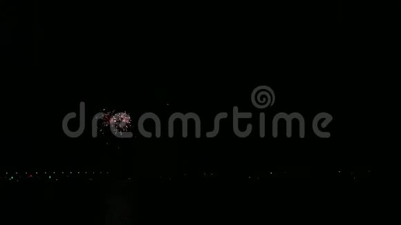 江面夜空中闪烁着喜庆的烟花映在水中视频的预览图