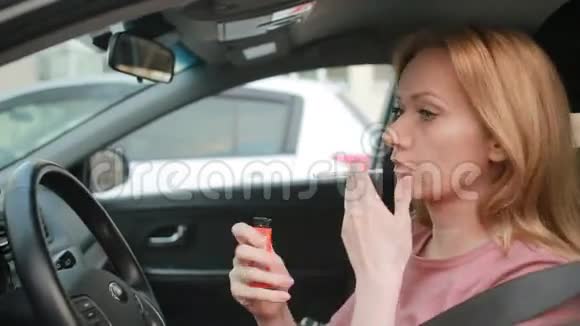 压着女人在车里抽烟检查时间交通堵塞视频的预览图