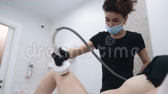 美容师在诊所对病人腿部做抗纤维素手术慢动作视频的预览图