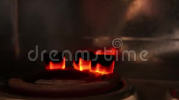 加热的煤制作烟用火烟的过程吸烟的概念视频的预览图