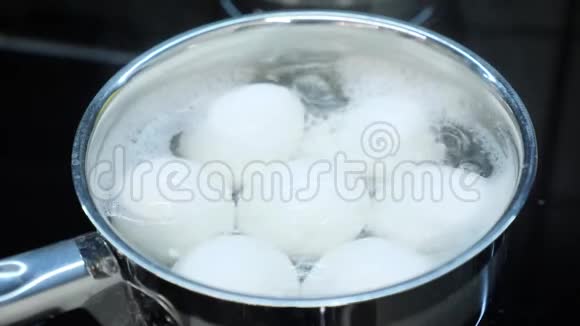 把煮好的鸡蛋放在锅里厨师在智能厨房煮鸡蛋煮鸡蛋的过程健康食品视频的预览图