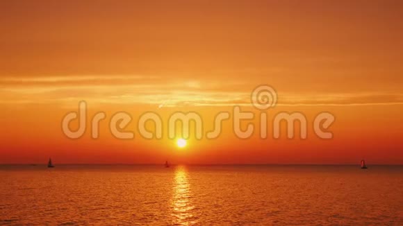 美国安大略湖上美丽的日落远处可以看到游艇视频的预览图