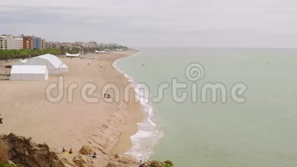 整个沙滩在卡拉拉与海和几乎空上景视频的预览图