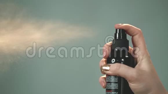 女人按下瓶子上的一个按钮从那里清漆或固定液飞溅视频的预览图