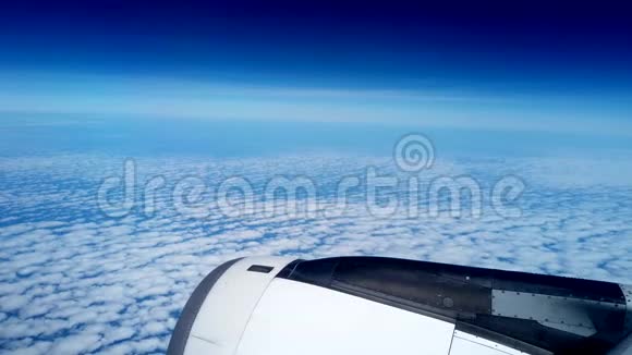 从飞机窗口看到的是引擎和无尽的云视频的预览图