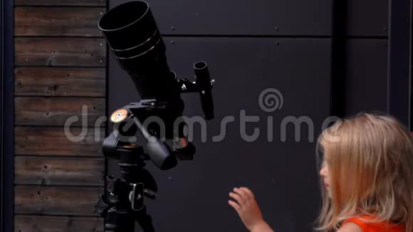 小女孩用望远镜观察天空视频的预览图