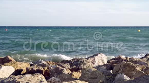 西班牙在岩石海岸上海浪的缓慢运动视频的预览图