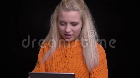 年轻迷人的白种人女性的特写镜头用平板电脑拍摄蓝屏镜头开心地笑着视频的预览图