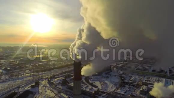 工业烟雾空中飞行视频的预览图