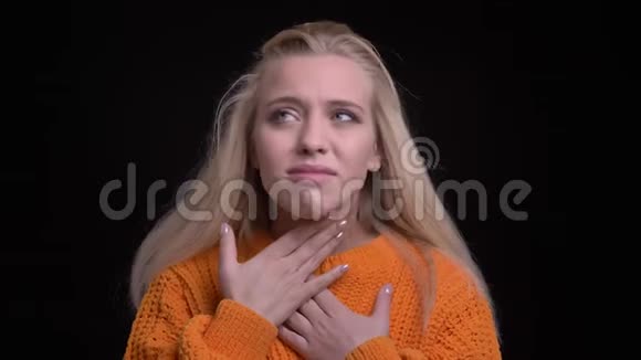 一位年轻迷人的白种人女性的特写镜头她的长发在镜头前有一个生病的喉咙视频的预览图