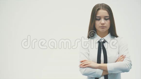 当然是欧洲标准的年轻女性穿着白衬衫仔细看着镜头孤立在白色视频的预览图