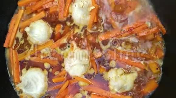 在大锅中煮汤作为用肉洋葱大蒜胡萝卜和香料煮皮拉夫的基础视频的预览图