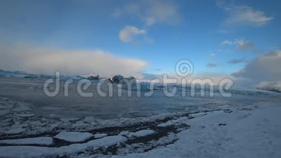 乔库萨尔隆冰川湖在二月视频的预览图