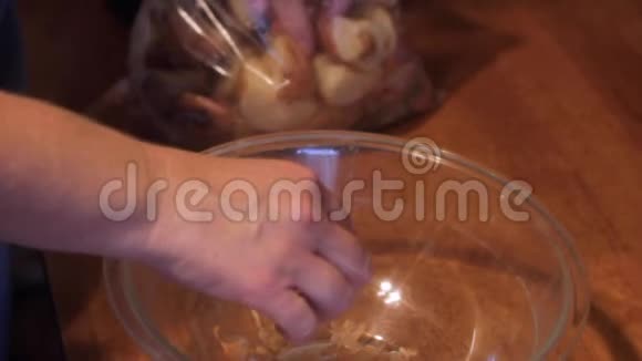 把煮好的虾皮放在玻璃碗上视频的预览图