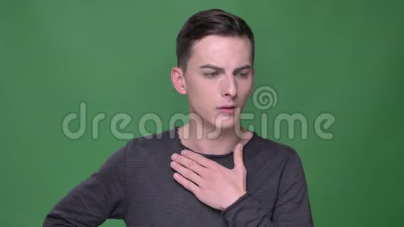 年轻英俊的白种人男性喉咙不适咳嗽用相机直视镜头视频的预览图