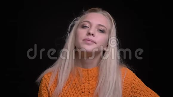 年轻漂亮的白种人女性近距离拍摄看着镜头用困惑的手拍着她的头视频的预览图