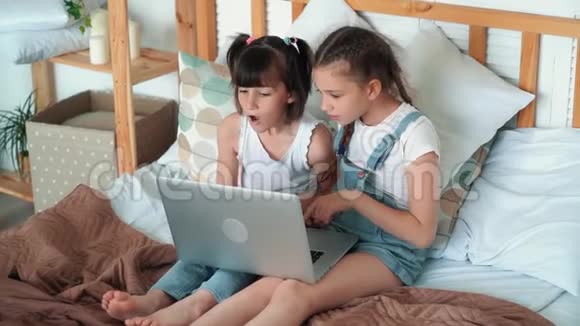 小女孩在笔记本电脑上看东西情绪化地讨论它慢动作视频的预览图