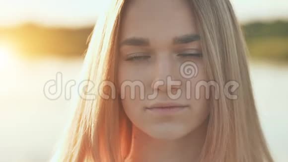 一个17岁的金发女孩的肖像把脸贴紧视频的预览图