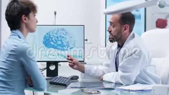 医学家在谈论大脑干预视频的预览图
