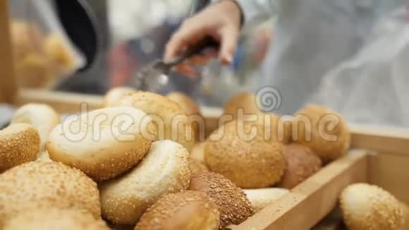 女人在面包店里挑选面包卷视频的预览图
