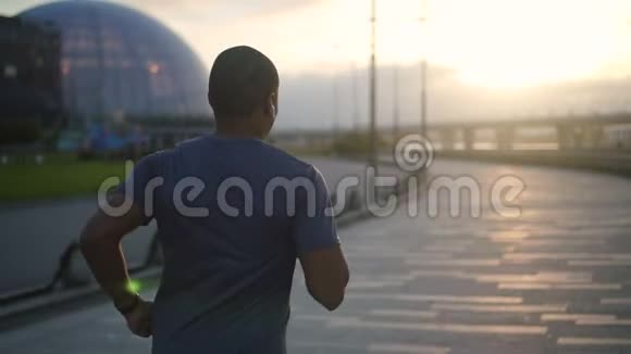 非洲运动员在城市公共空间冲刺视频的预览图