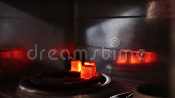 加热的煤制作烟用火烟的过程吸烟的概念视频的预览图