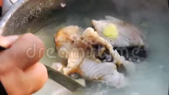 煮鱼汤视频的预览图