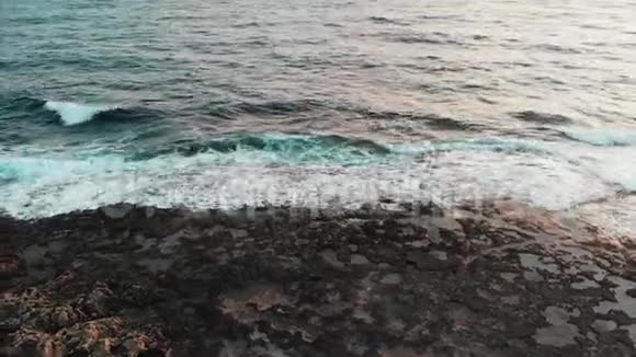 从岩石海岸爆破沿着开阔的大海飞行巨大的美丽的海浪创造白色泡沫和飞溅视频的预览图