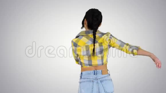 穿牛仔裤短裤的快乐女人在渐变背景下跳舞视频的预览图