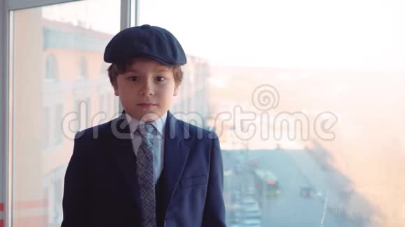 穿商务服的年轻男画像系领带戴商务办公室的帽子视频的预览图