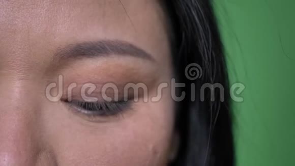 年轻迷人的亚洲女性面部特写镜头眼睛直视镜头背景视频的预览图