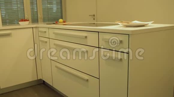 现代风格的白色厨房橱柜带有平柜门和抽屉白色厨房台面由石英和电动制成视频的预览图