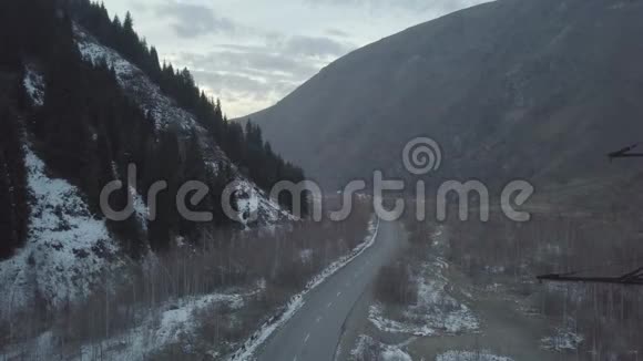哈萨克斯坦山区无人机的空中录像视频的预览图