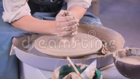 陶瓷车间专业制碗视频的预览图